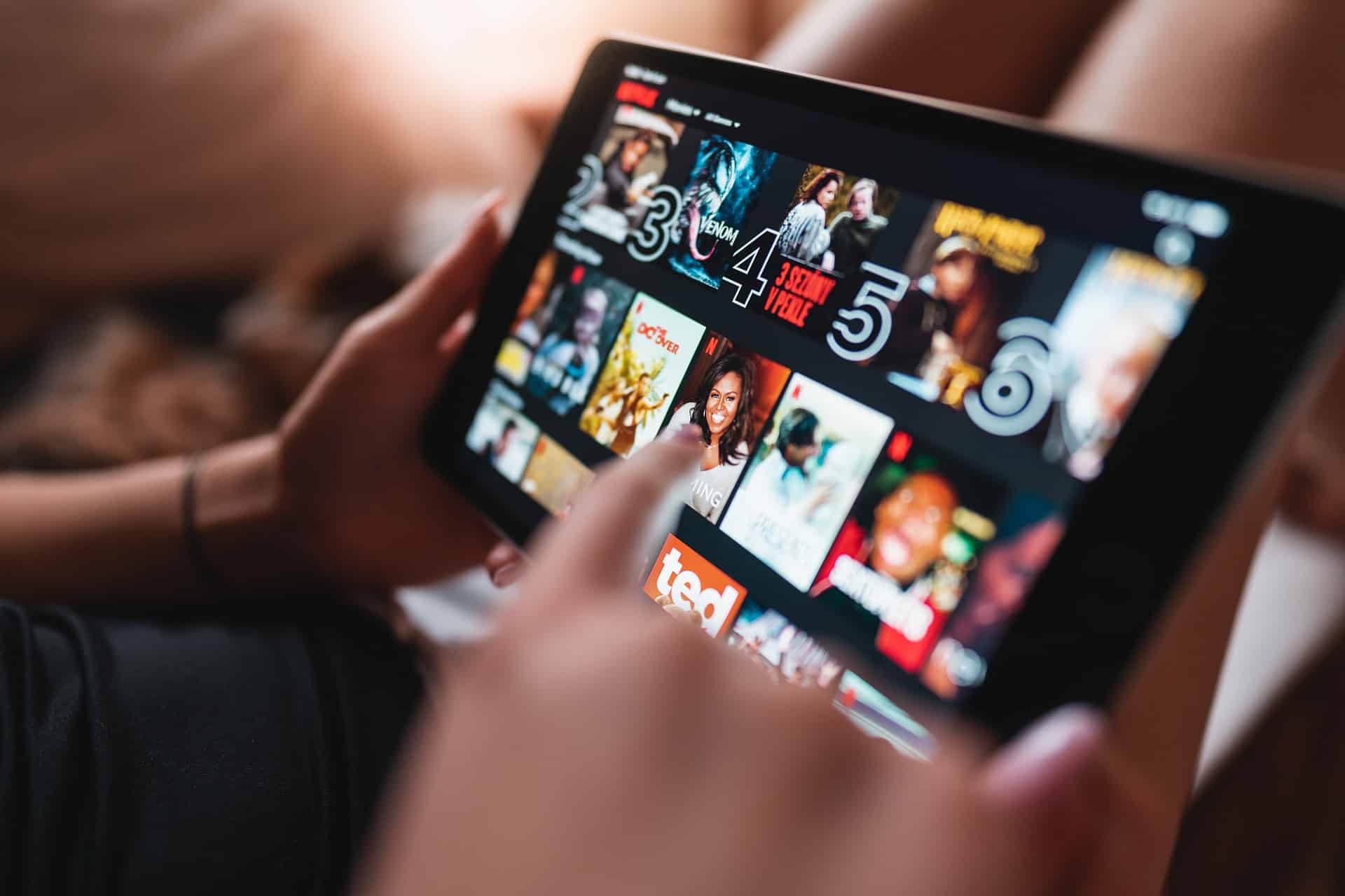 El streaming busca su salvación en la TV tradicional: pagar menos por el mismo contenido (aunque con anuncios)