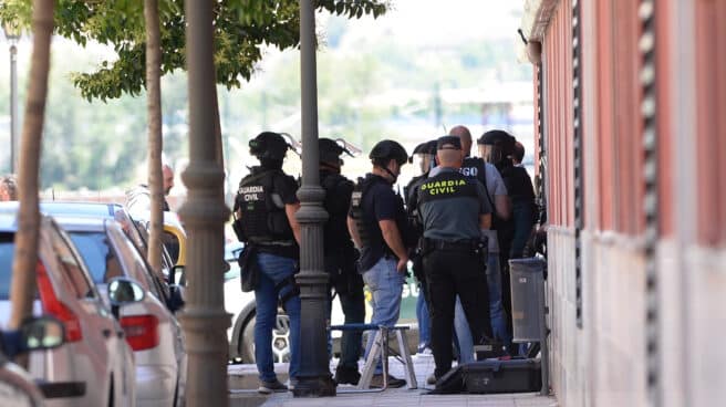 Guardias civiles en el operativo de Santovenia