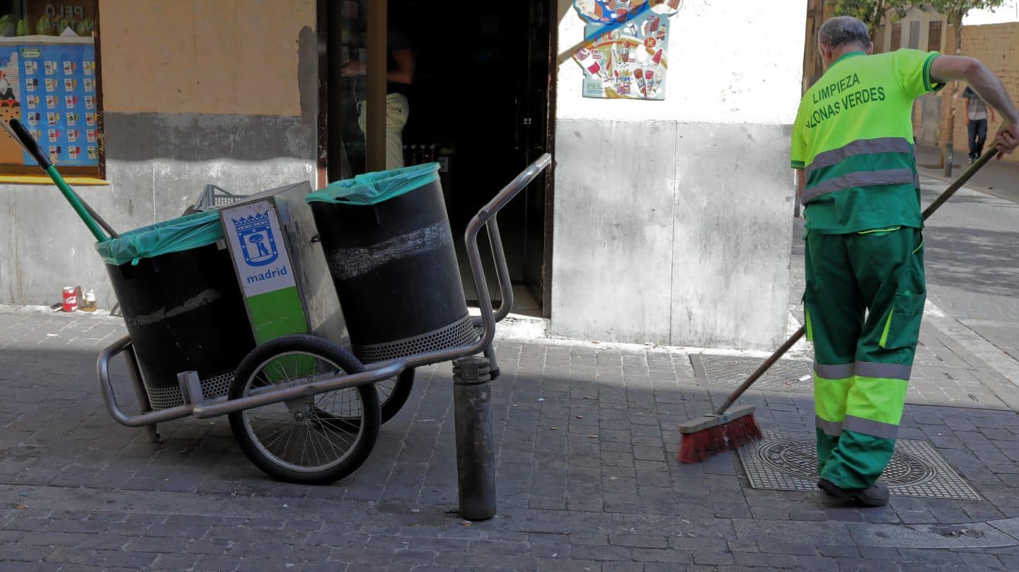 Un barrendero del Ayuntamineto de Madrid, limpia en una calle del centro de la ciudad