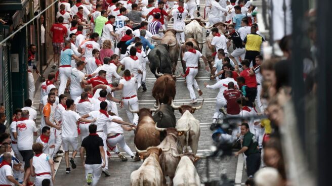 ultimo-encierro-san-fermin Los mozos, durante el octavo y último encierro de los Sanfermines con toros de la ganadería de Miura