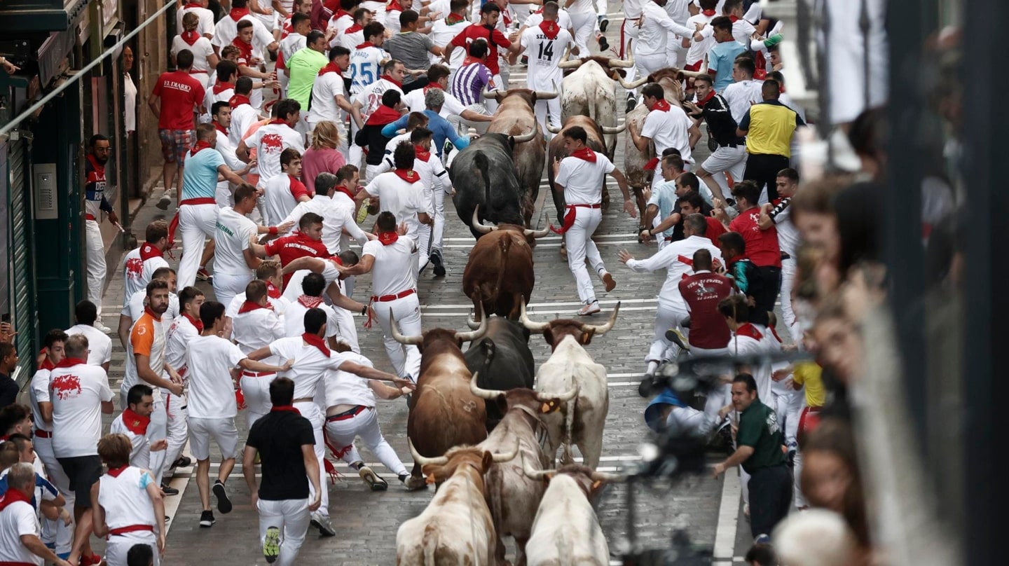 Los mozos, durante el octavo y último encierro de los Sanfermines con toros de la ganadería de Miura