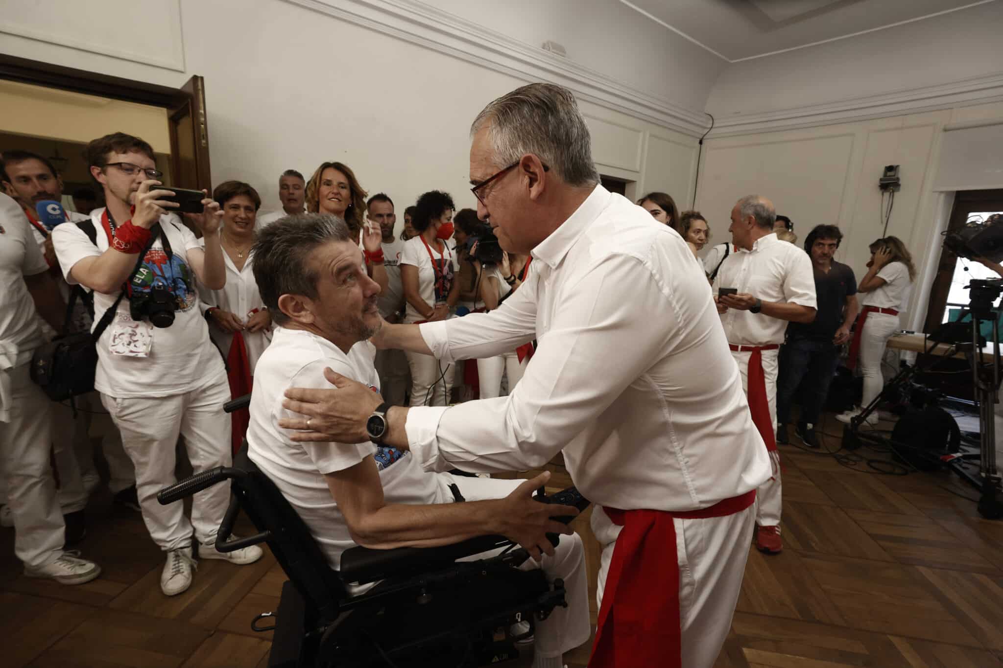 El alcalde Pamplona Enrique Maya, saluda al exfutbolista, Juan Carlos Unzué antes de salir al balcón del Ayuntamiento Pamplona para dar el chupinazo de San Fermín 2022.