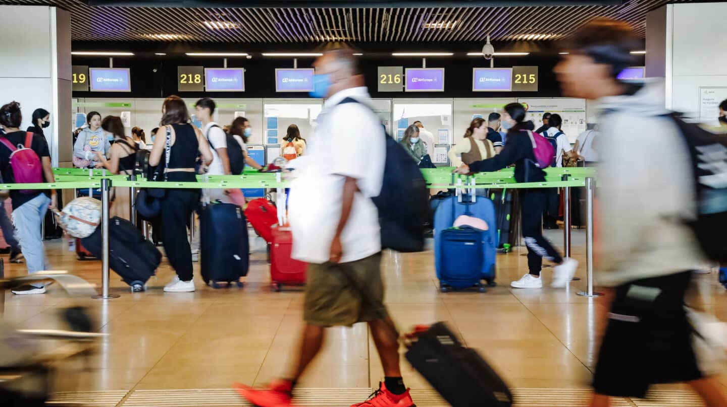 Un pasajero camina en las instalaciones de la Terminal 1 del Aeropuerto Adolfo Suárez Madrid.