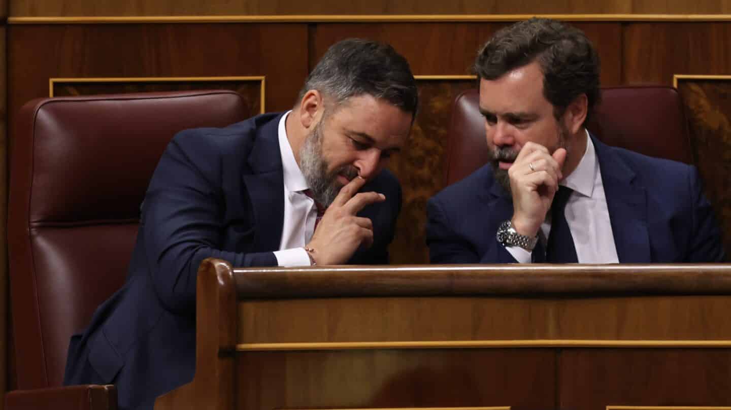 El presidente de Vox, Santiago Abascal (i), y el portavoz de Grupo en el Congreso de los Diputados, Iván Espinosa de los Monteros (d), conversan durante el debate del estado de la nación en sus escaños