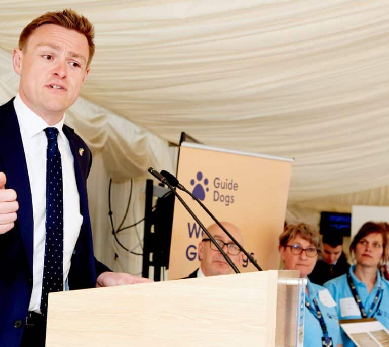 Dimite el tercer ministro de Boris Johnson en menos de un día