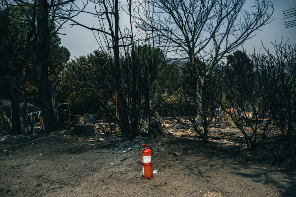 Vista del Camping Arosa 2, que ha sido evacuado en la noche de ayer al ser alcanzado por las llamas