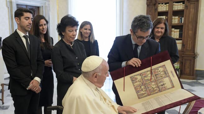 viaje-bolaños-ver-papa-seis-asesores-1493-euros.gasto-falcon El ministro Bolaños entrega al Papa Francisco una copia iluminada de un extracto de las Cantigas de Santa María.