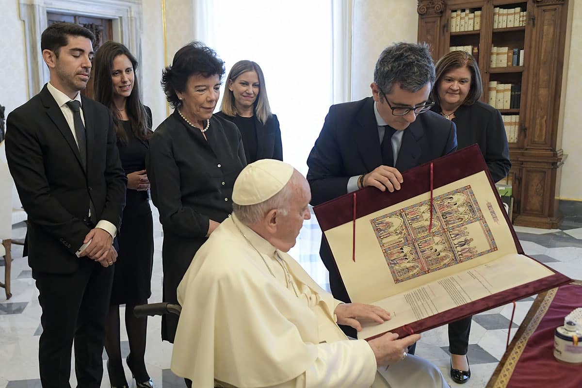 El ministro Bolaños entrega al Papa Francisco una copia iluminada de un extracto de las Cantigas de Santa María.