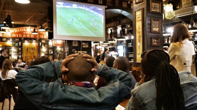 Aficionados del FC Barcelona durante un partido en el bar Sonora (Barcelona)