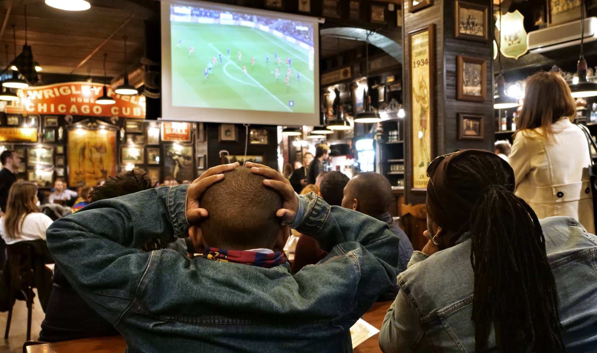 Aficionados del FC Barcelona durante un partido en el bar Sonora (Barcelona)