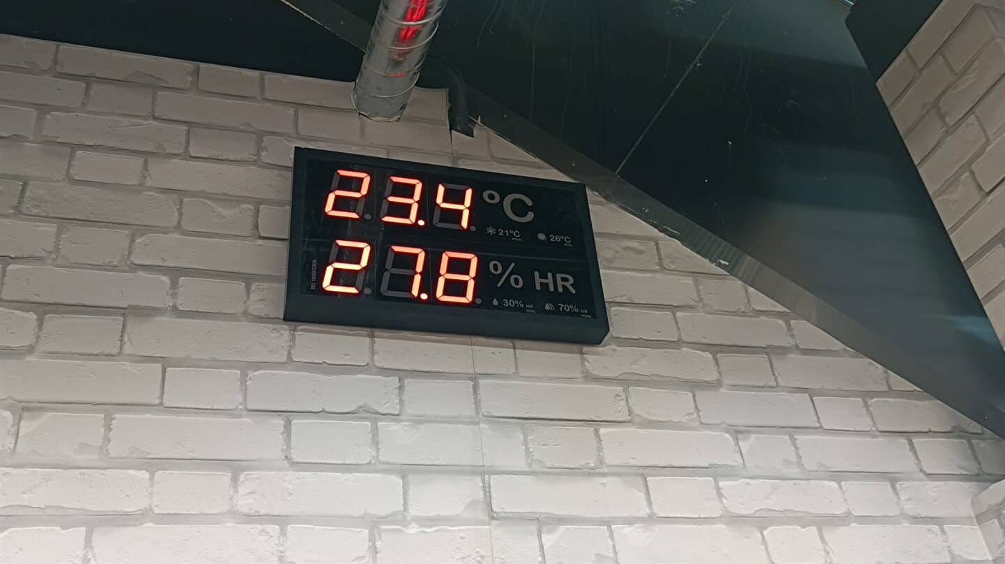 Un panel luminoso de temperatura en un supermercado.