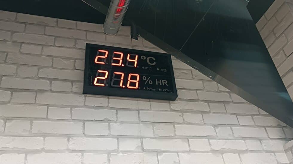 Un panel luminoso de temperatura en un supermercado.