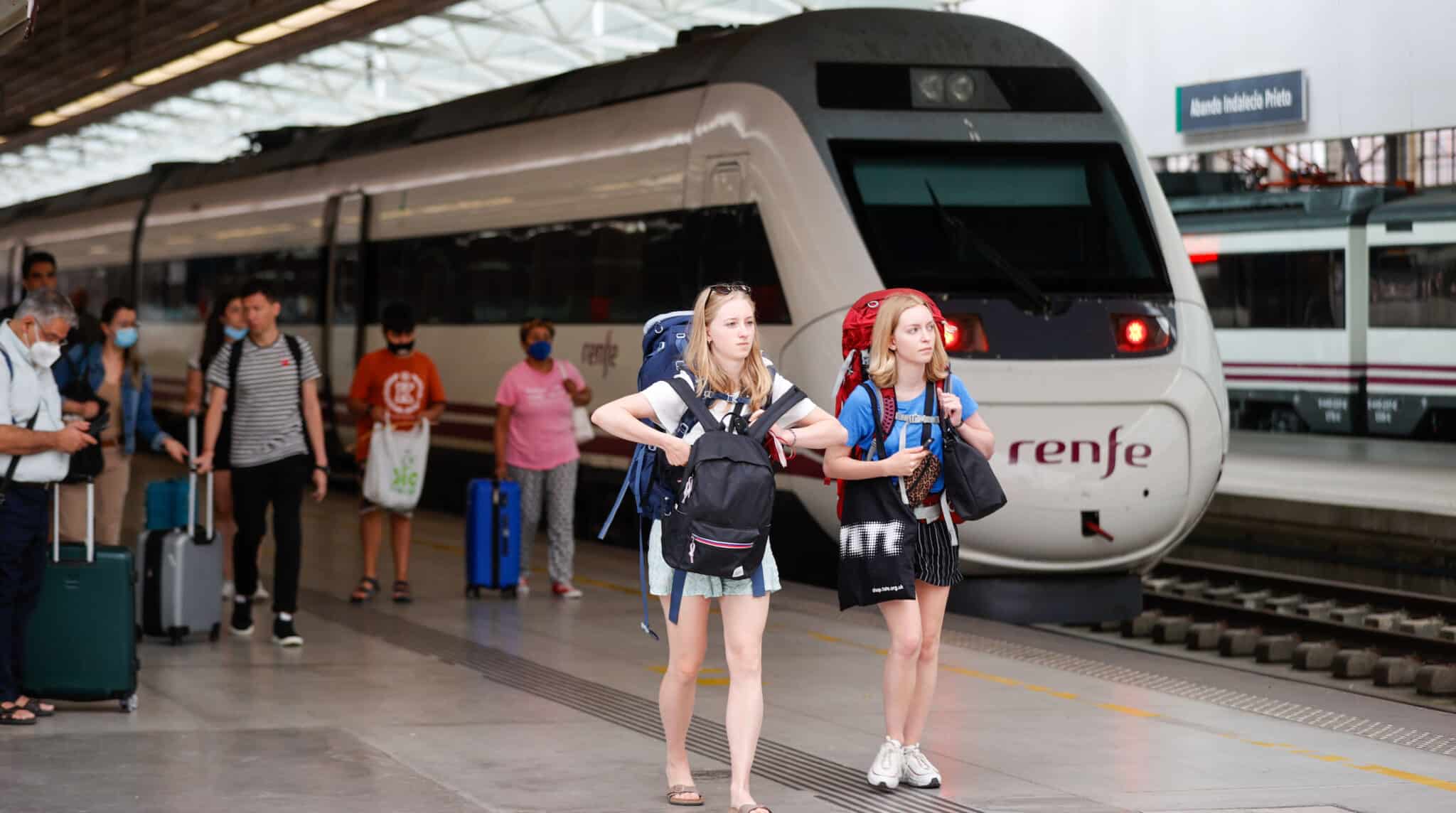 Viajeros salen de un tren de largo recorrido este viernes en la estación de Renfe de Bilbao.