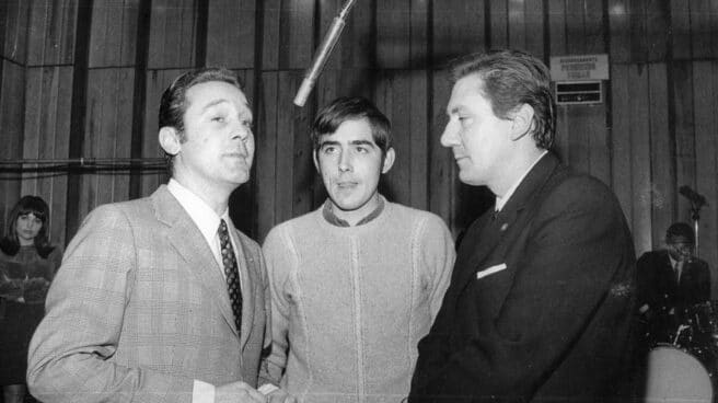 El joven cantante barcelonés Joan Manuel Serrat (c), ha interpretado unas canciones en el Gran Musical de Radio Madrid. Junto a él, el presentador de televisión Mario Beut (i).