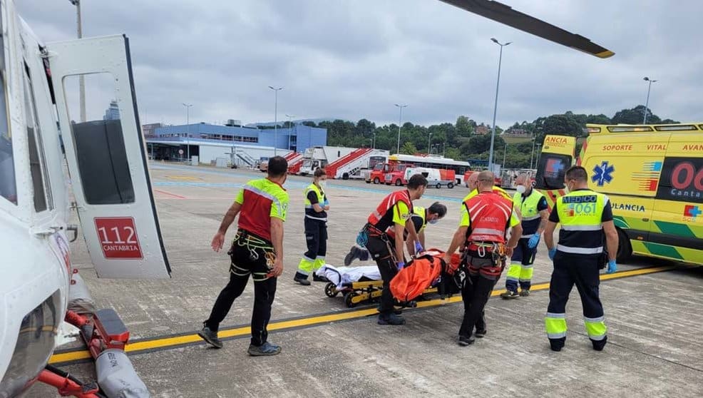 Llegada y traslado de la joven escaladora herida al 'Seve Ballesteros', para ser llevada a Valdecilla