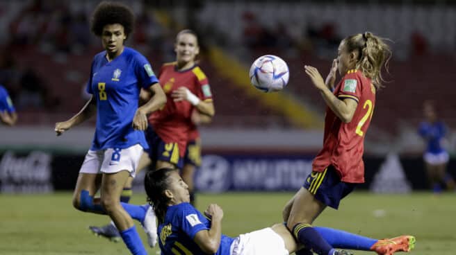 Lauren Eduarda Leal (abajo) de Brasil disputa el balón con Ascensión Martínez de España