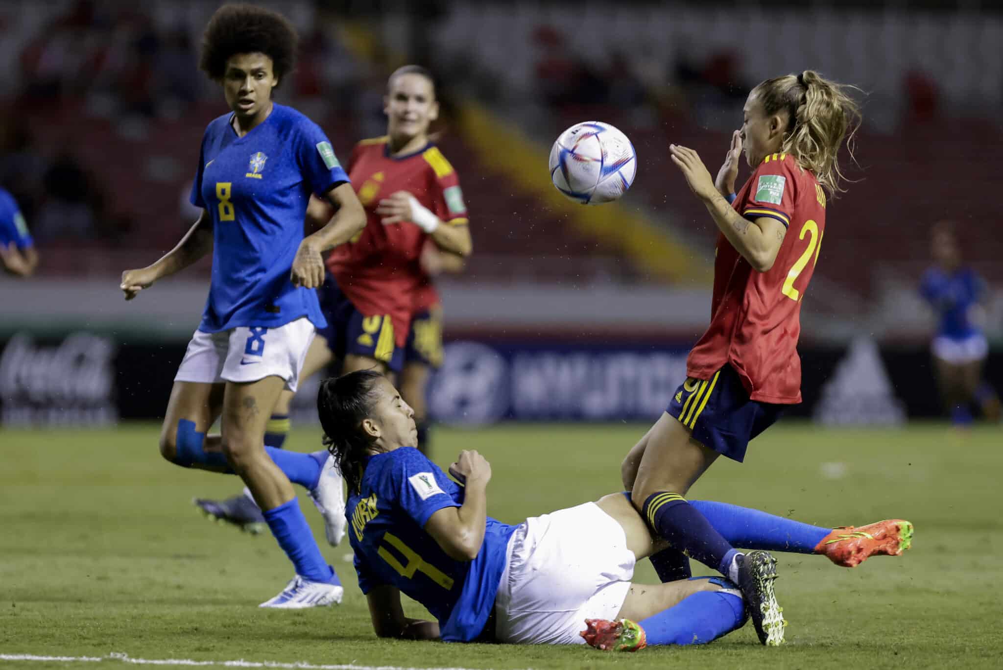 Lauren Eduarda Leal (abajo) de Brasil disputa el balón con Ascensión Martínez de España