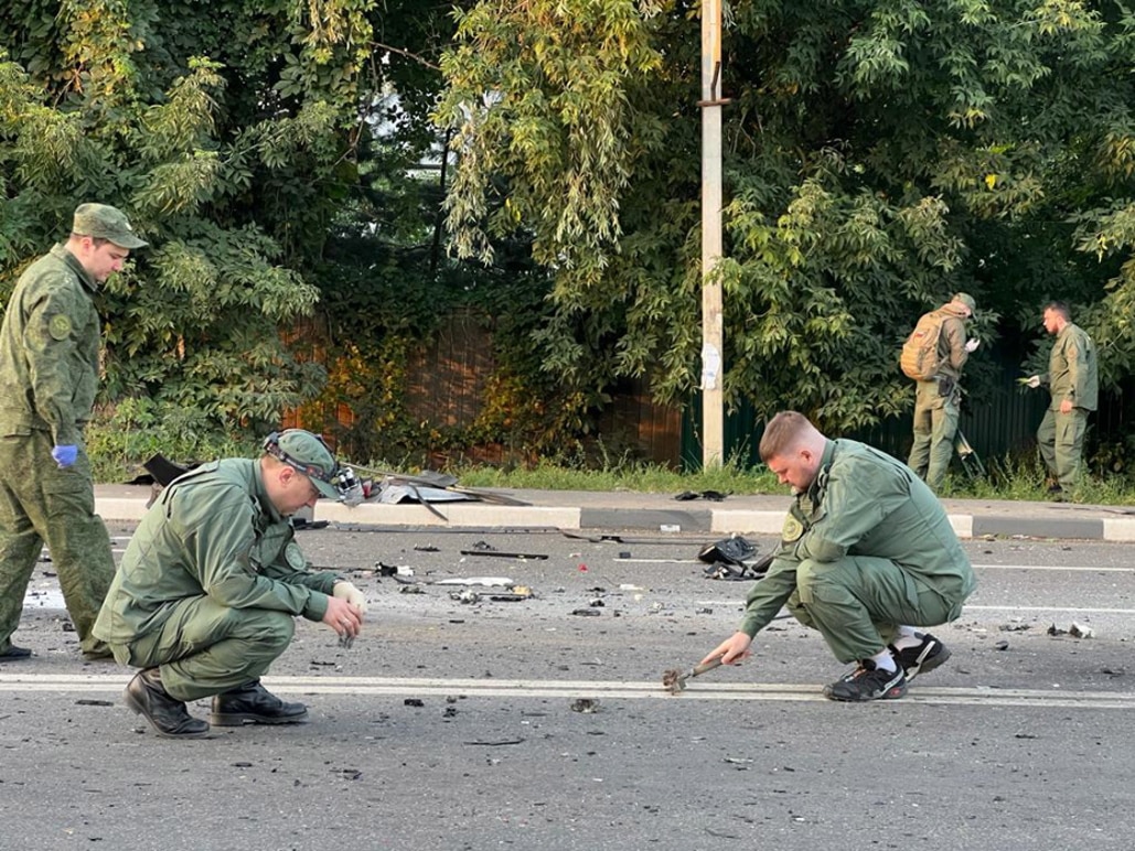 Miembros del Comité de Investigación Ruso trabajan en la escena tras el atentado en el que ha muerto Darya Dugina.