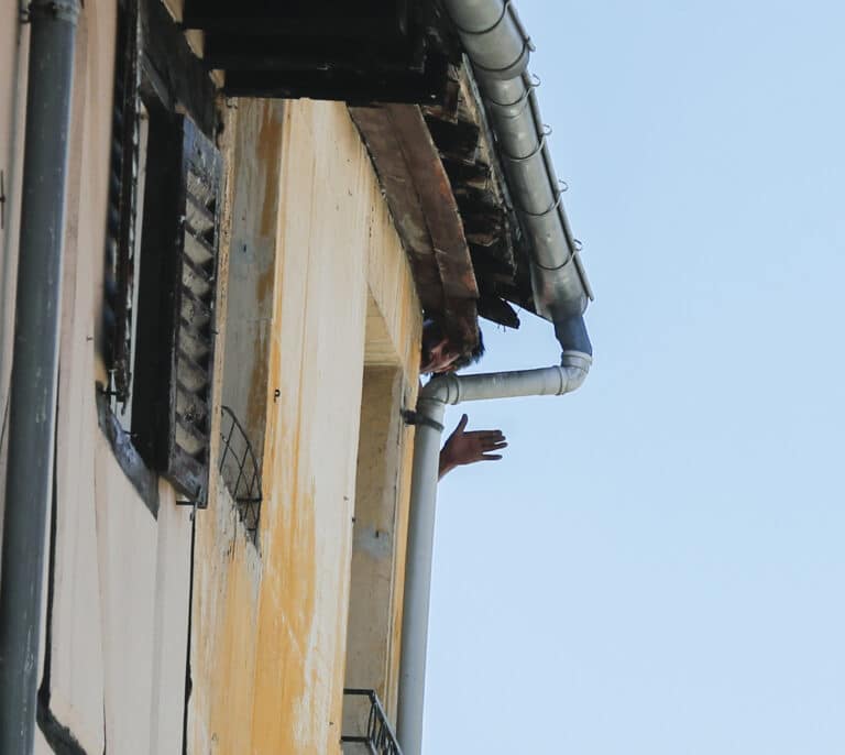 Un hombre se atrinchera en un tejado de Vitoria y amenaza a la Ertzaintza con un hacha