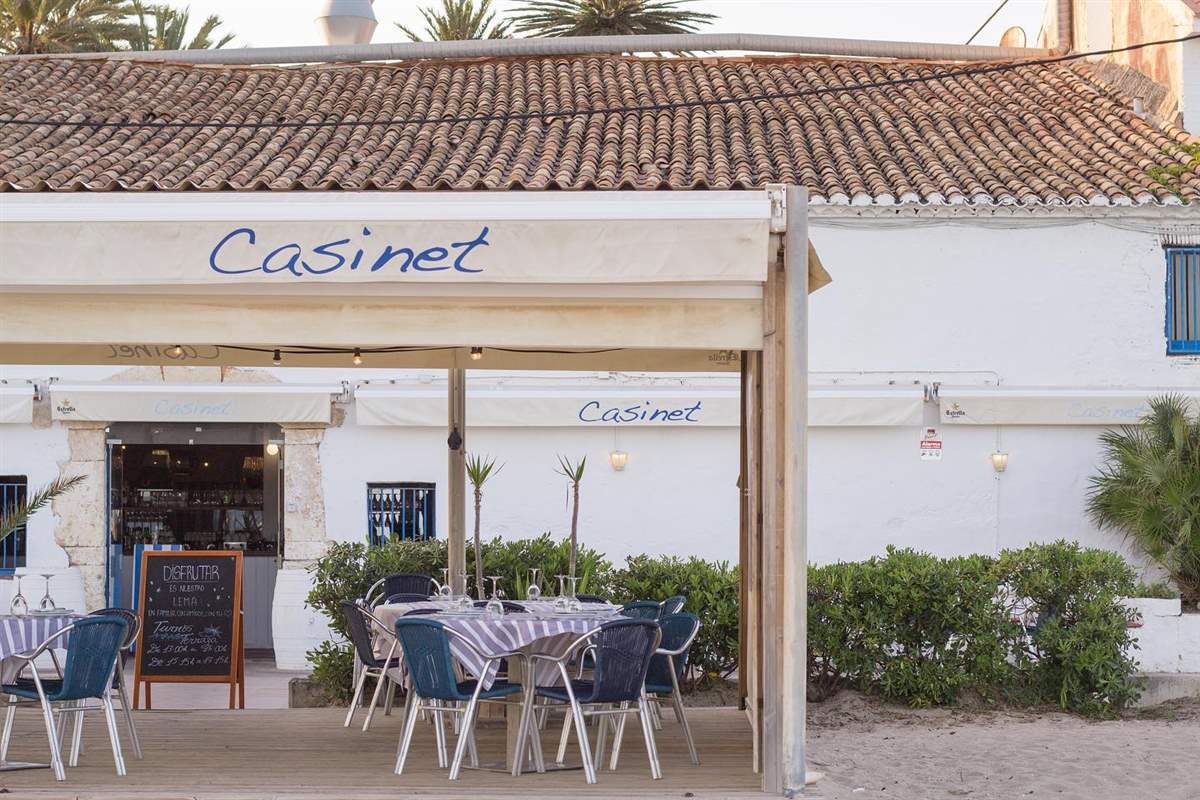 El Casinet, la antigua discoteca que presume de paellas de gamba roja o de sobrasada con queso de Mahón
