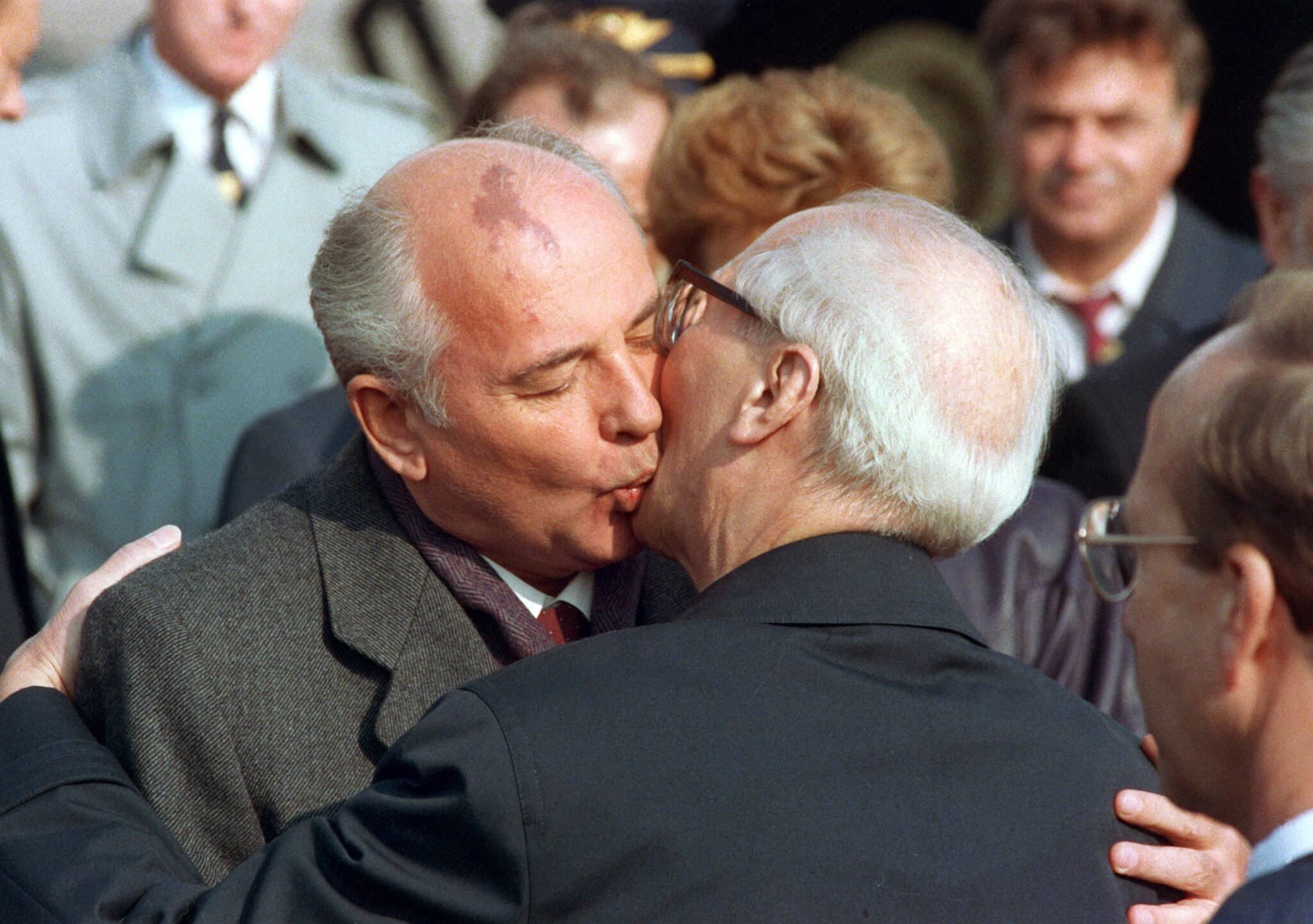 El Jefe de Estado y Secretario General de la Parte Comunista de la Unión Soviética Mikhail Gorbachev (L) y el Jefe de Estado de la República Democrática Alemana Erich Honecker (R) se abrazan durante la llegada de Gorbachov para las celebraciones del 40 aniversario de la RDA en Berlín Oriental.
