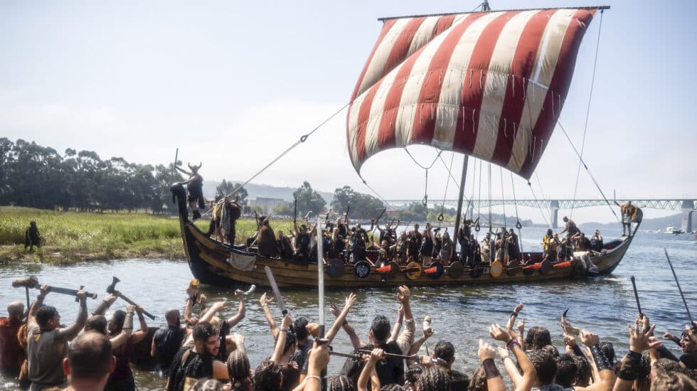 Altos, rubios y fuertes, así es la imagen de los vikingos, aunque en el desembarco de Catoira, en Pontevedra, no solo hay invasores blondos, pues también morenos y pelirrojos portan cascos con cuernos