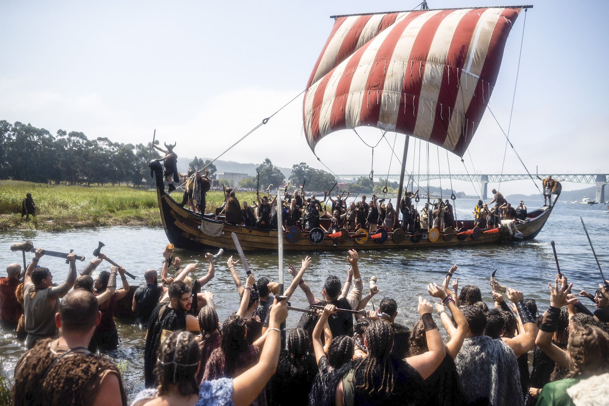 Altos, rubios y fuertes, así es la imagen de los vikingos, aunque en el desembarco de Catoira, en Pontevedra, no solo hay invasores blondos, pues también morenos y pelirrojos portan cascos con cuernos