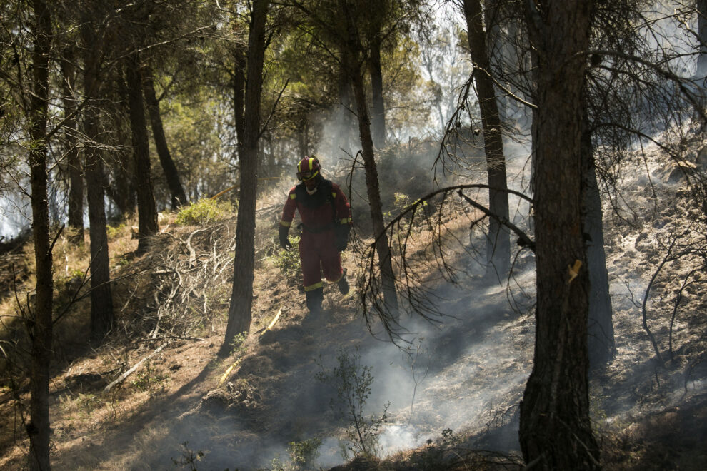 Miembros de la Unidad Militar de Emergencias (UME) trabajan en la extinción de un incendio en la localidad de Borja (Zaragoza), en el entorno de Añón de Moncayo, este lunes. 