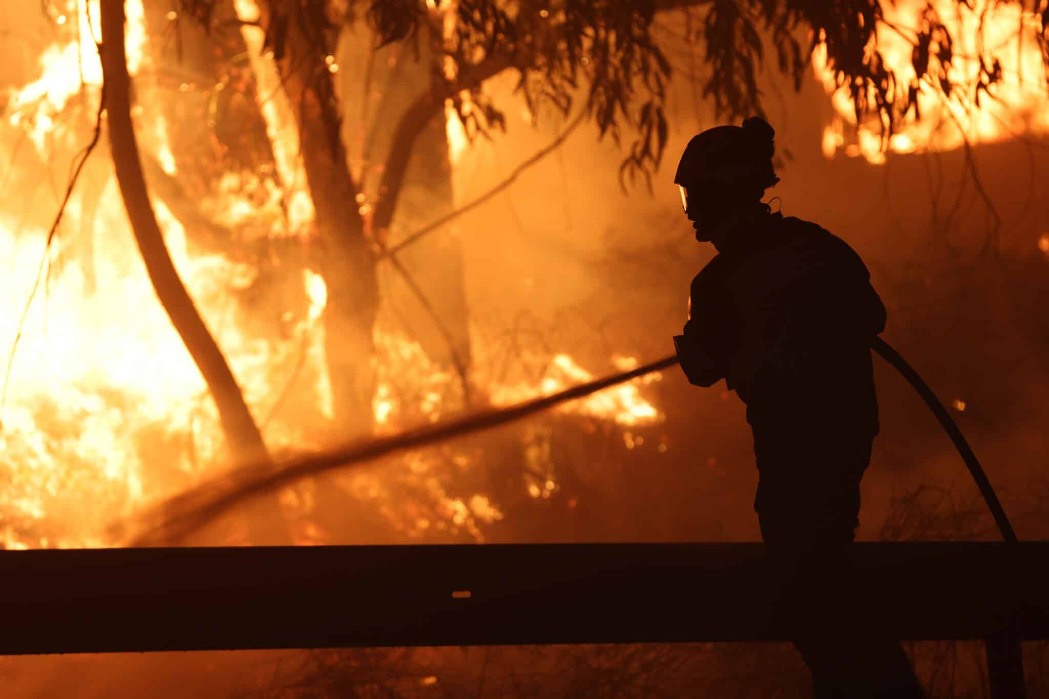 Un bombero forestal lucha contra el fuego en la localidad de Caldas de Reis, en Pontevedra, que ha quemado ya 350 hectáreas.