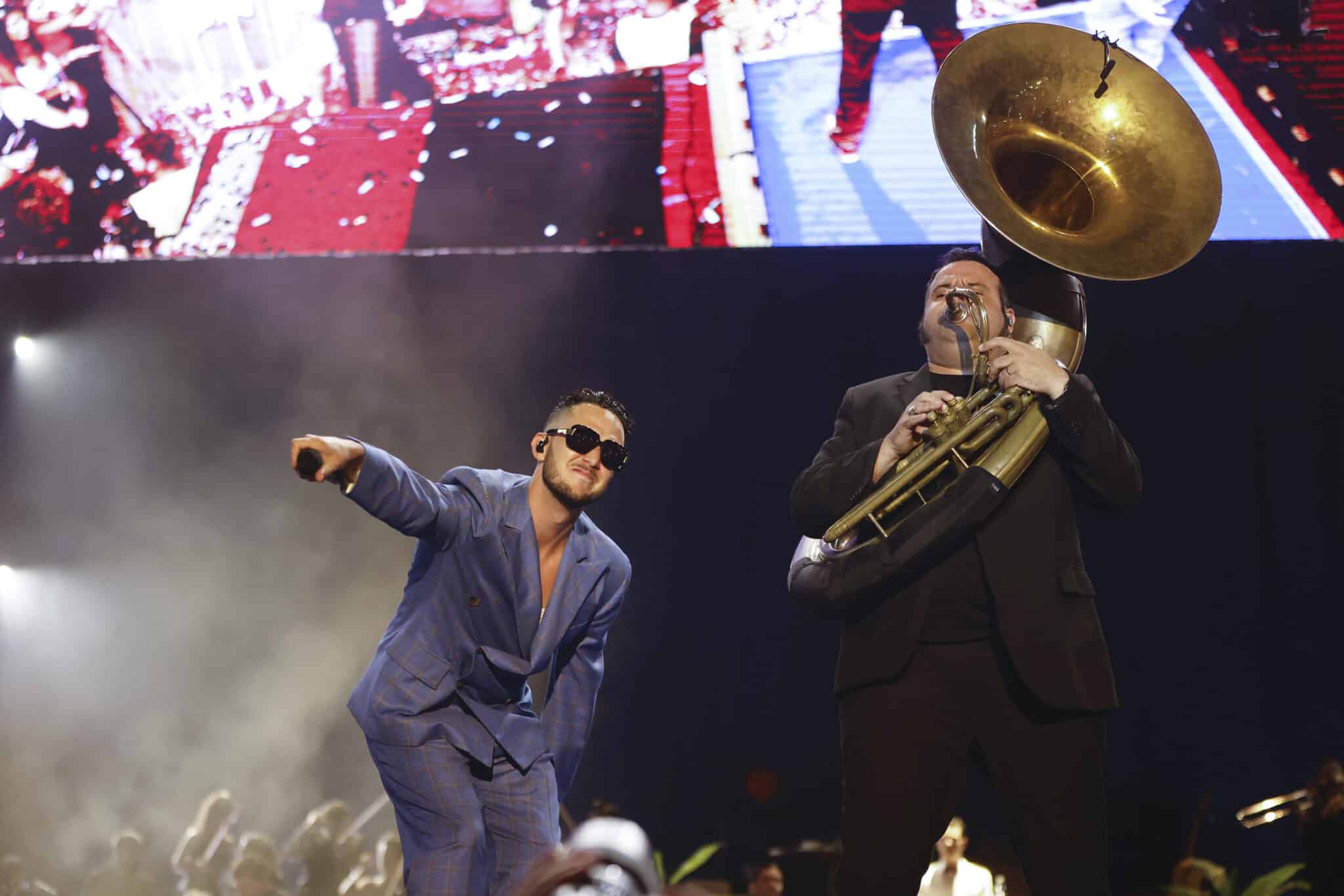 El cantante C. Tangana (i), durante el concierto de la tercera jornada del Festival Arenal Sound