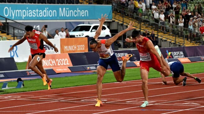 - Pascal Martinot-Lagarde de Francia (L) y Asier Martinez (R) de España compiten en la final masculina de 110m vallas durante las pruebas de Atletismo en el Campeonato Europeo Munich 2022, Munich, Alemania