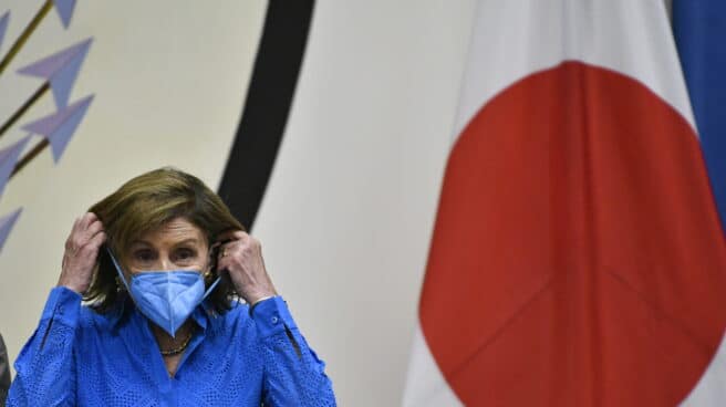La presidenta de la Cámara de Representantes de EE.UU., Nancy Pelosi, se pone la mascarilla durante una rueda de prensa en la Embajada de EE.UU. en Tokio (Japón)