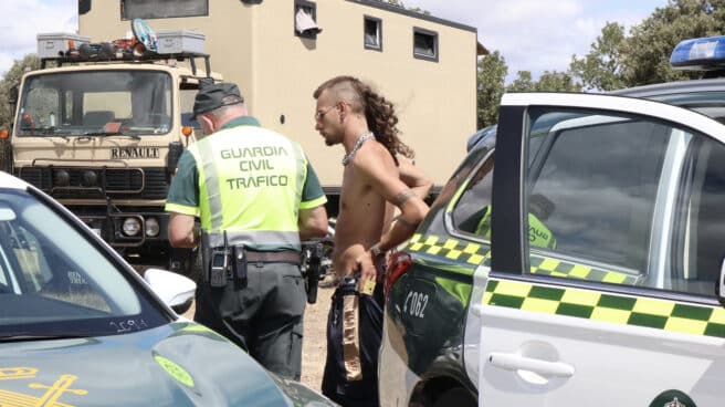 La Guardia Civil interpone más de 200 denuncias en la fiesta "rave" de Zamora Un agente de la Guardia Civil habla con un asistente a la fiesta "rave" que se celebra desde el pasado viernes a orillas del embalse zamorano de Almendra