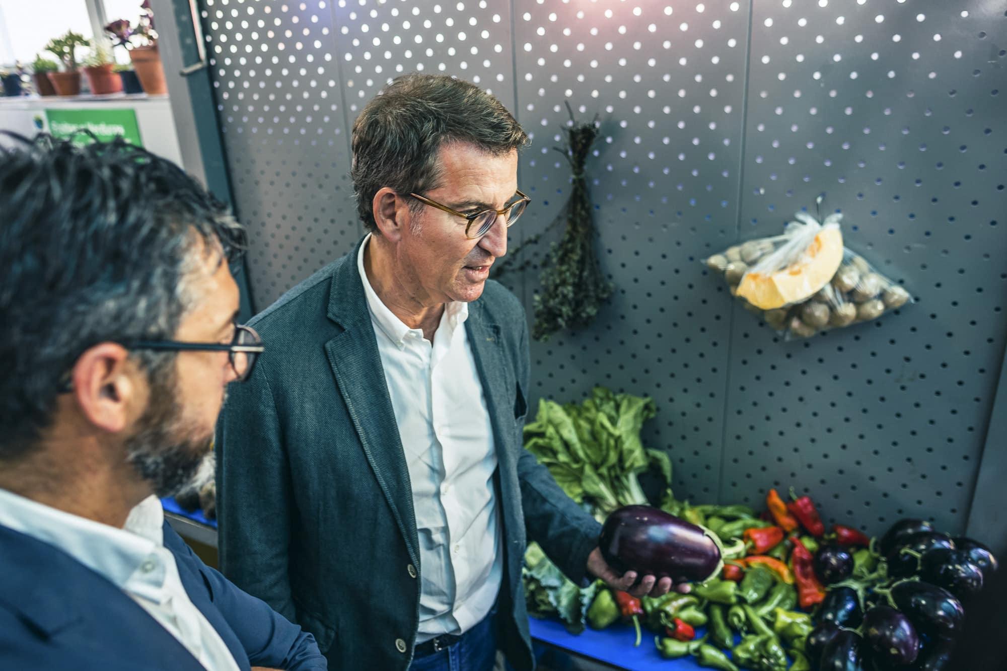 El presidente del PP, Alberto Nuñez Feijóo realiza un recorrido por locales comerciales y de hostelería de Porto do Son