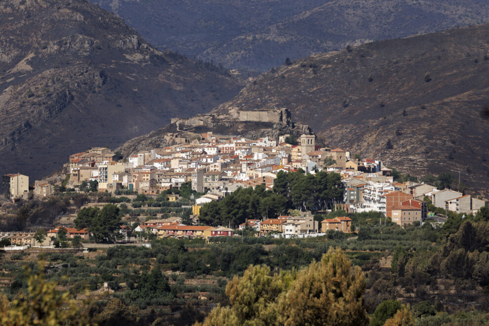 Vista general del paisaje en Bejís este sábado, tras el incendio forestal que ha evolucionado favorablemente a lo largo de la noche