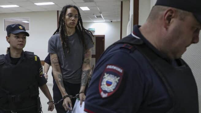 La dos veces medallista de oro olímpica y jugadora de la WNBA Brittney Griner (C) es escoltada a una sala del tribunal para una audiencia