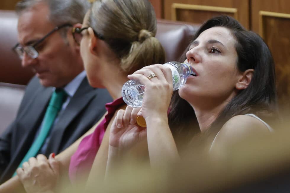La diputada de Vox, Rocío de Meer Méndez (d) bebe agua durante la sesión extraordinaria en el Congreso de los Diputados, que debate la convalidación del real decreto-ley sobre las medidas de ahorro energético
