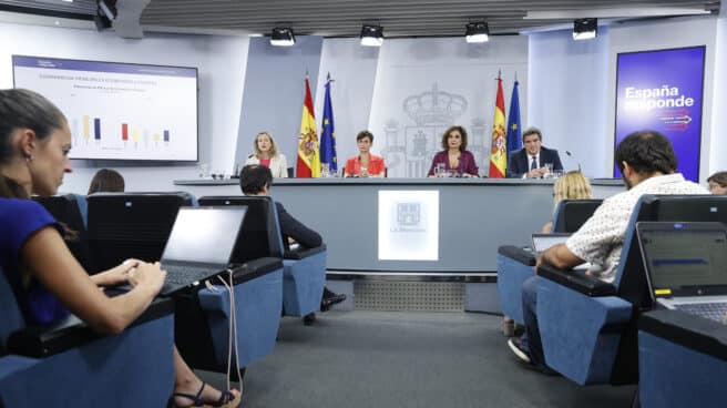 La Ley de secretos oficiales y las ocho descalificaciones de documentos en cinco décadas La vicepresidenta primera del Gobierno y ministra de Economía, Nadia Calviño (i), el ministro de Seguridad Social, José Luis Escrivá (d), la portavoz del Gobierno y ministra de Política Territorial, Isabel Rodríguez (2i) y la ministra de Hacienda, María Jesús Montero