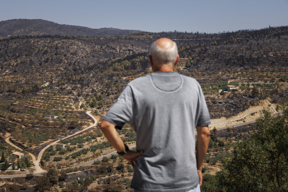 Un vecino del pueblo castellonense de Bejís observa el paisaje debido al incendio forestal 