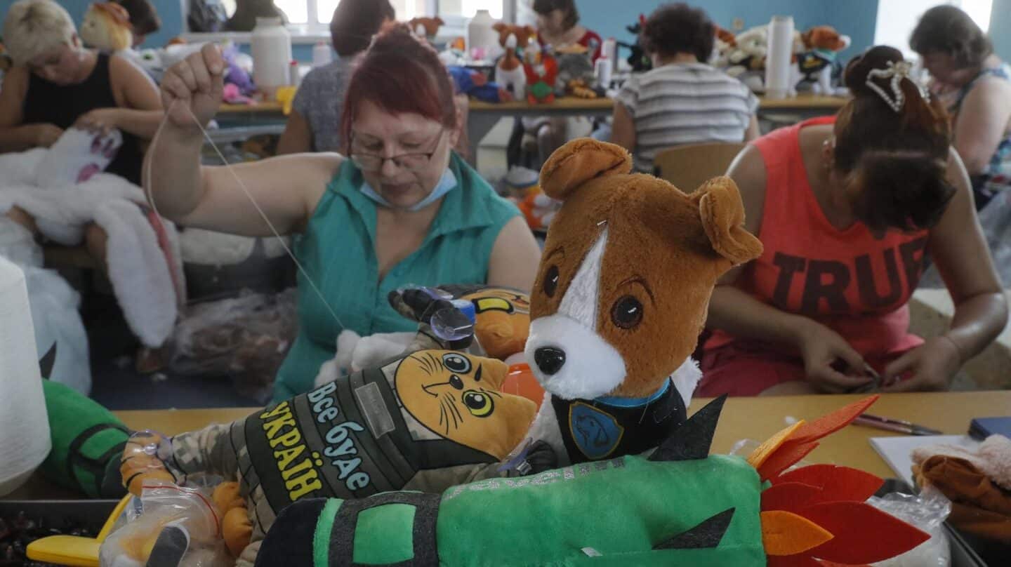 En la fábrica de juguetes patrióticos de Ucrania: "Nos inspira el espíritu indomable de este pueblo"