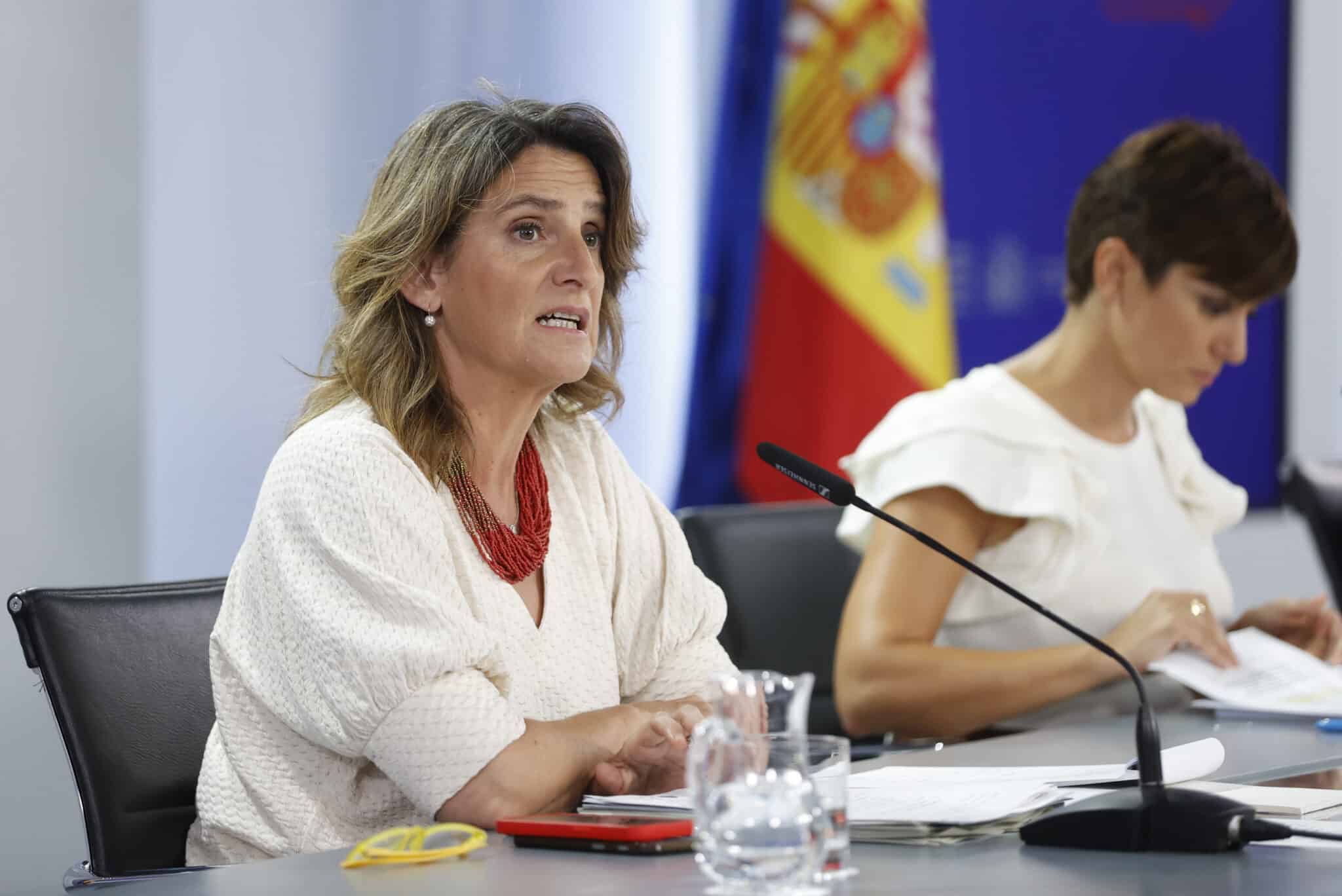 La ministra de Política Territorial y portavoz del Gobierno, Isabel Rodríguez, y la vicepresidenta tercera y ministra para la Transición Ecológica, Teresa Ribera (i), durante su comparecencia este lunes en Madrid