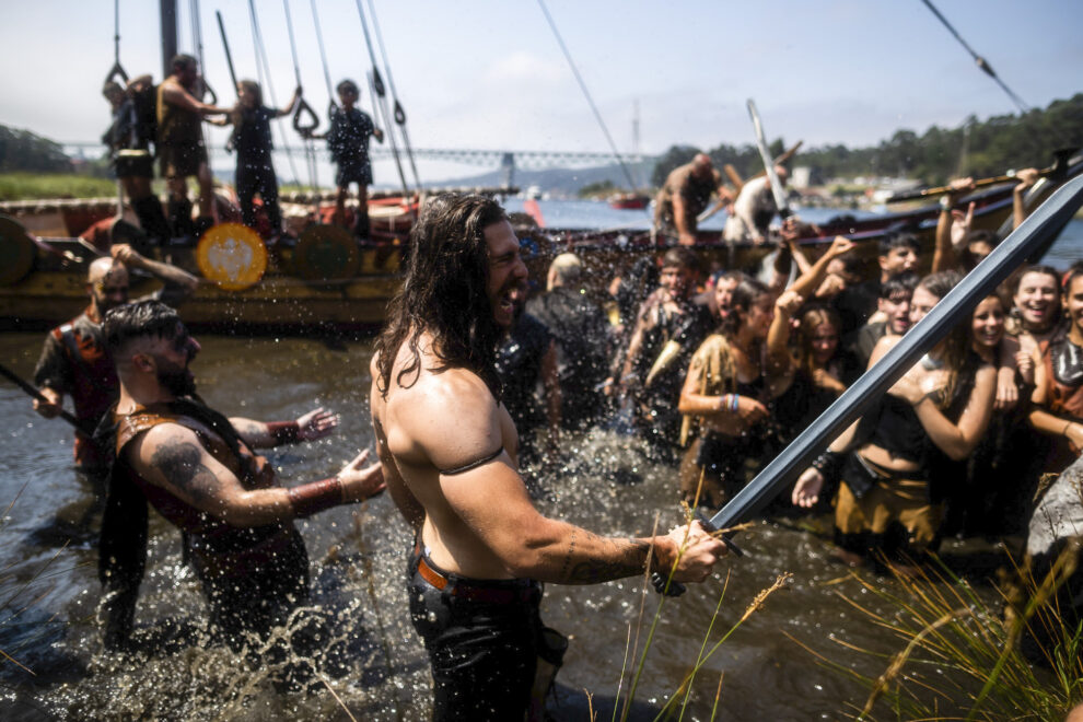 Altos, rubios y fuertes, así es la imagen de los vikingos, aunque en el desembarco de Catoira, en Pontevedra, no solo hay invasores blondos, 