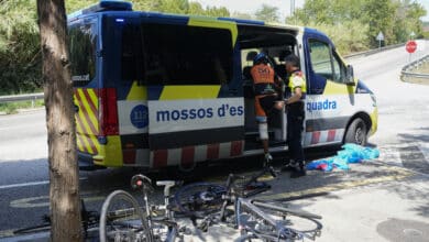 Un coche se da a la fuga tras embestir a un grupo de ciclistas y matar a dos de ellos