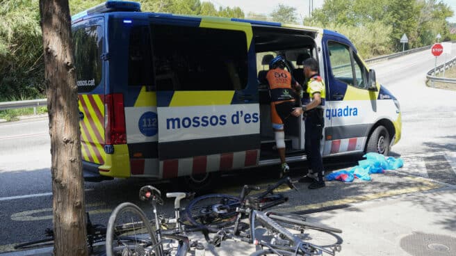 Un coche embiste a grupo de 9 ciclistas, mata a dos de ellos y se da la fuga Un coche ha embestido a un grupo de 9 ciclistas en la C-243c, a la altura de Castellbisbal (Barcelona)
