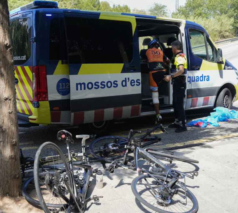 Un coche se da a la fuga tras embestir a un grupo de ciclistas y matar a dos de ellos