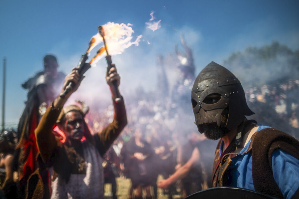 Altos, rubios y fuertes, así es la imagen de los vikingos, aunque en el desembarco de Catoira, en Pontevedra, no solo hay invasores blondos, 