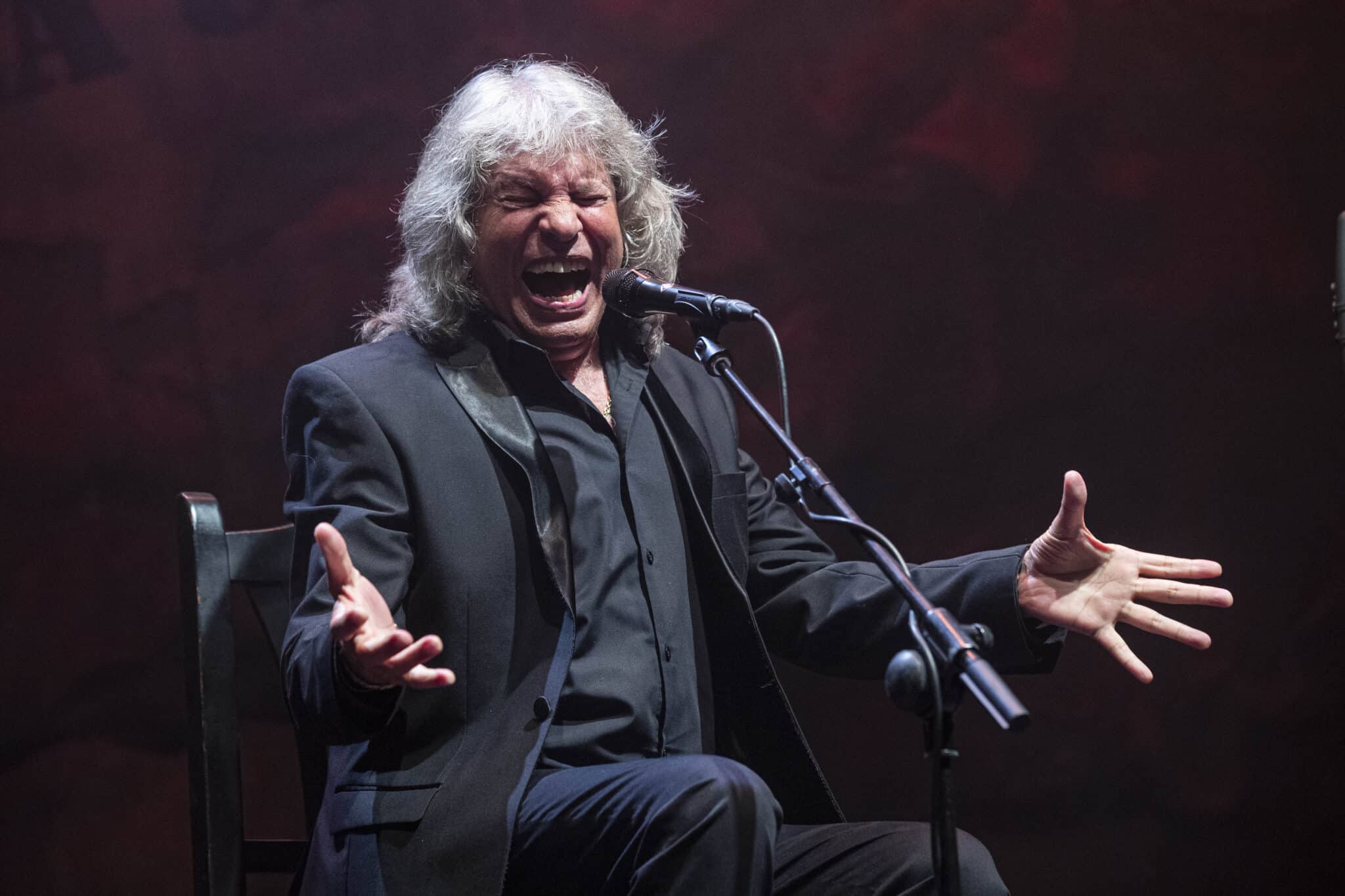 El cantaor de Jerez de la Frontera José Mercé, durante su actuación en la segunda gala del Festival Internacional del Cante de Las Minas, este sábado en el antiguo mercado público de La Unión.