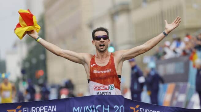 Álvaro Martín de España reacciona al cruzar la línea de meta para ganar la carrera masculina de 20 km durante los eventos de atletismo en el Campeonato Europeo de Munich 2022