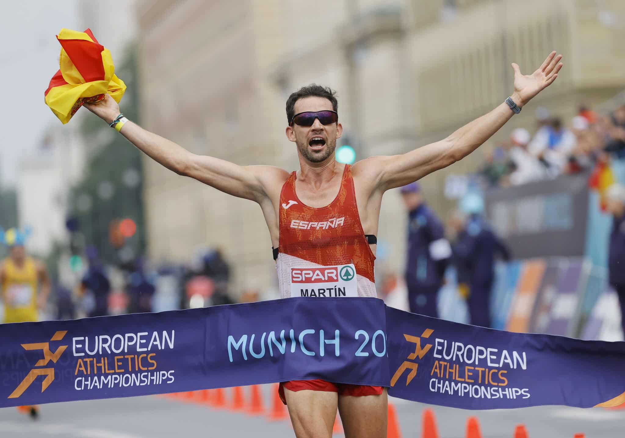 Álvaro Martín de España reacciona al cruzar la línea de meta para ganar la carrera masculina de 20 km durante los eventos de atletismo en el Campeonato Europeo de Munich 2022