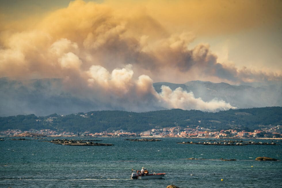 Nubes de humo tras el incendio declarado ayer en Borio (A Coruña), el cual se originó en la parroquia de Cures y ha arrasado de momento una superficie de 350 hectáreas